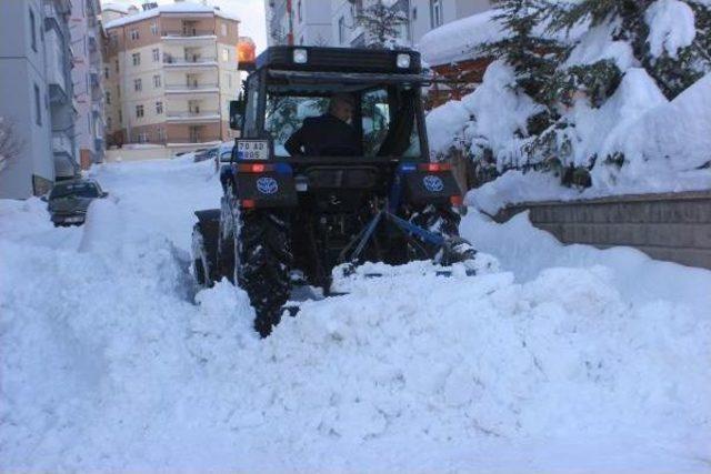 Muhtar, Traktörüyle Mahallede Kar Temizliği Yapıyor