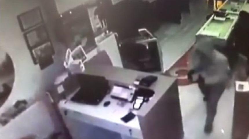 Telefon Hırsızları G&uuml;venlik Kamerasına Yakalandı