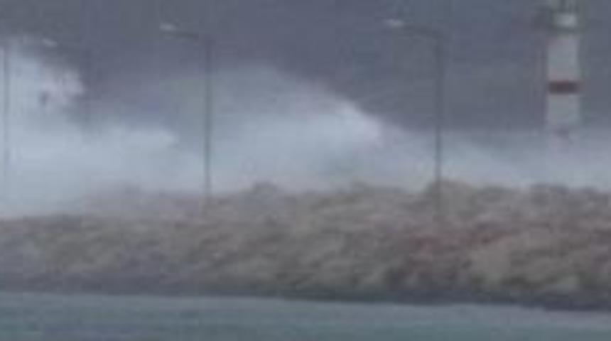 Bandırma'da Poyraz 90 Kilometre Hızla Esti