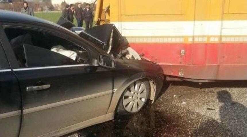 Otomobille Tır &Ccedil;arpıştı: 2 Yaralı