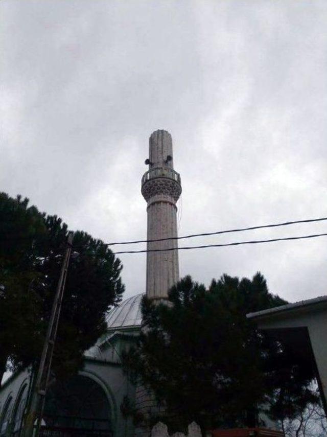 (özel Haber) Silivri’de Fırtına Caminin Minaresini Yıktı