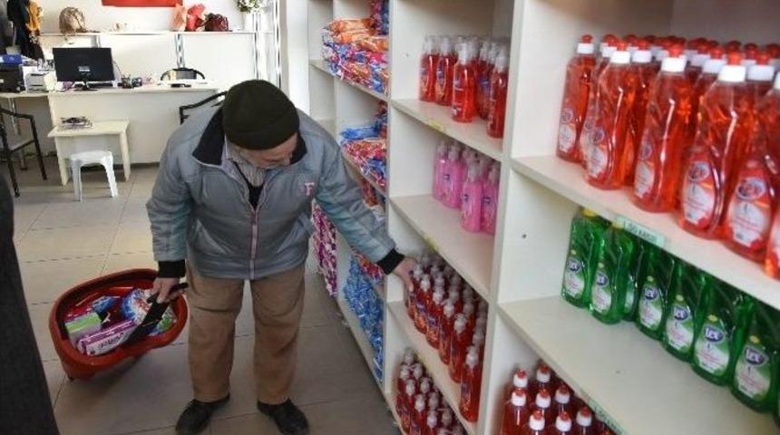 Salihli&rsquo;de İhtiya&ccedil; Sahiplerinin Y&uuml;z&uuml; Sosyal Markette G&uuml;l&uuml;yor