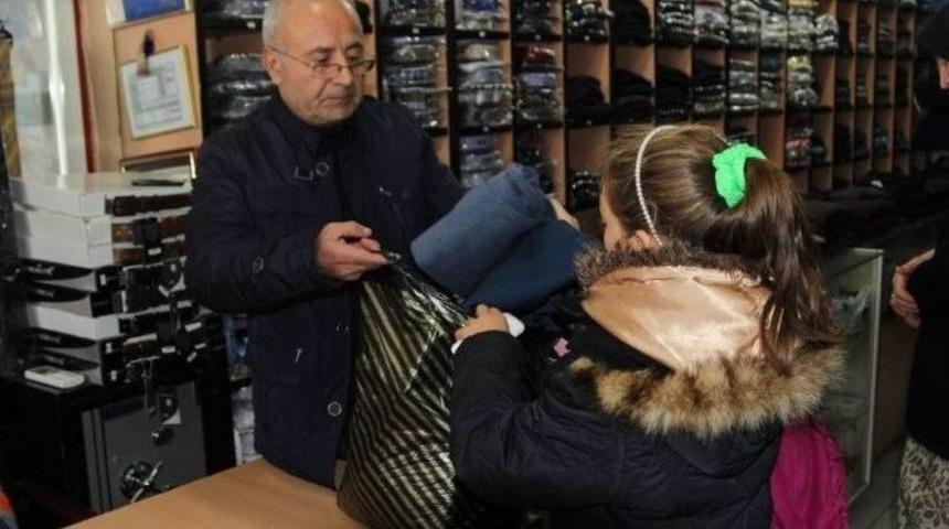 Cihanbeyli Gen&ccedil;lik Meclisinden &Ccedil;ocuklara Kışlık Kıyafet Yardımı