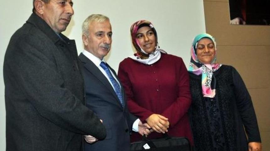 Vali Kam&ccedil;ı, Şehit Ailelerine Bilgisayar Hediye Etti