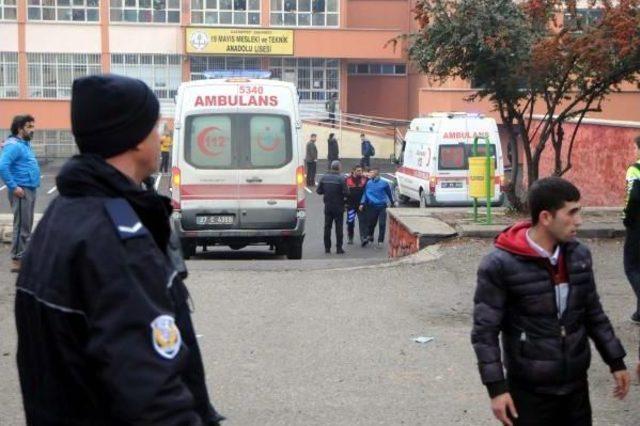 Liseliler Kavga Etti, Polis Güçlükle Ayırdı