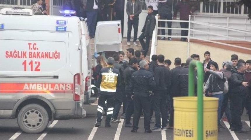 Gaziantep&rsquo;te Liseli &Ouml;ğrenciler Arasında Kavga: 1 Yaralı