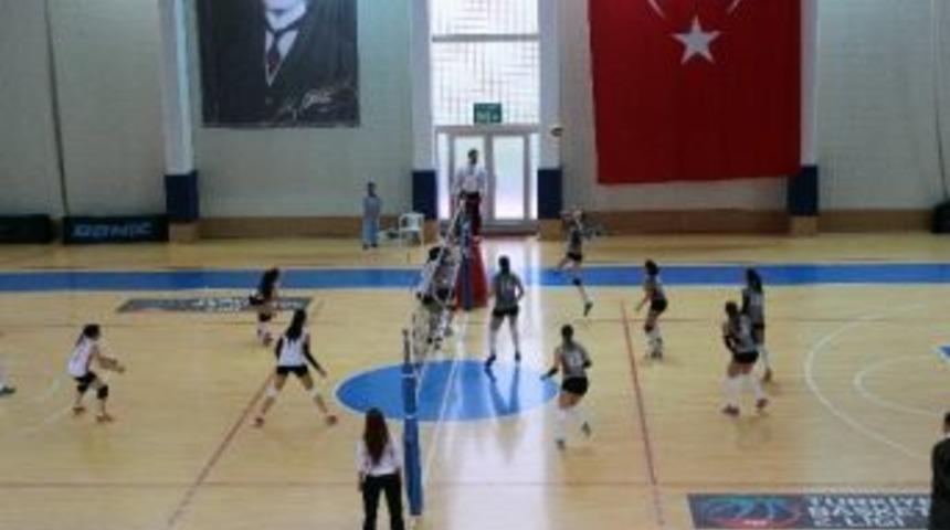 &Uuml;niversiteler Voleybol 2. Ligi&rsquo;nde Şampiyon Nişantaşı &Uuml;niversitesi