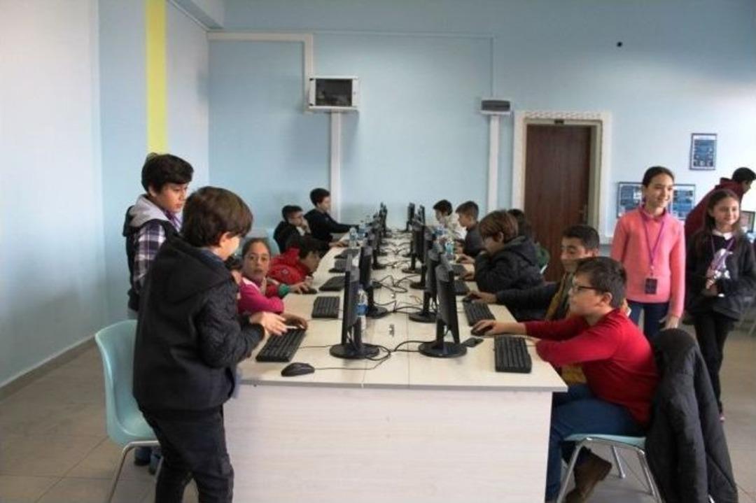 Ayvalıklı &Ccedil;ocuklar Kodlamada Sınırları Zorluyor