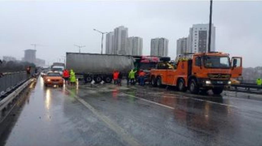 Tem Otoyolunda Tır Yan D&ouml;nd&uuml;, Trafik Fel&ccedil; Oldu