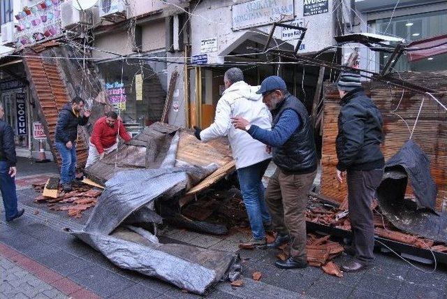 Fethiye’de Yağışa Dayanamayan Pergole Çöktü