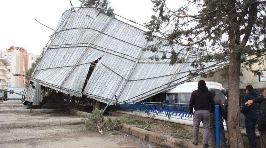 Edremit&rsquo;te Poyraz K&ouml;yl&uuml; Garajının &Ccedil;atısını U&ccedil;urdu