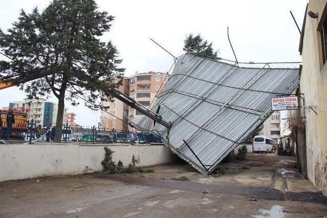 Edremit’te Poyraz Köylü Garajının Çatısını Uçurdu