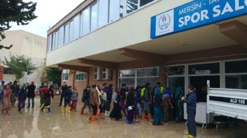 Tarsus'ta Tarım Iş&ccedil;isi 700 Suriyeli &Ccedil;adırlardan Tahliye Edildi