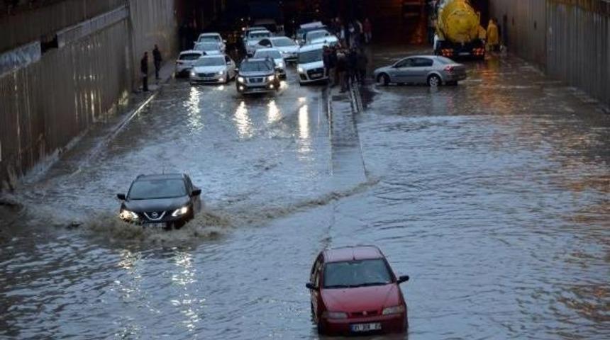 Su Ile Dolan Alt Ge&ccedil;idin I&ccedil;inde Ref&uuml;jde Ilerlediler