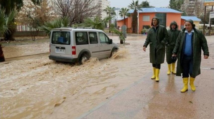 Mezitli Belediyesi, Selden Etkilenen Vatandaşların Yardımına Koşuyor