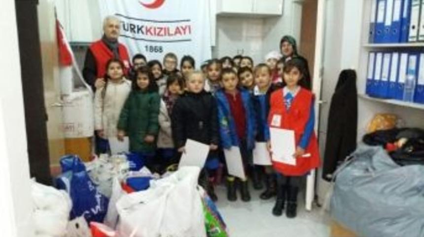 Miniklerden Ala&ccedil;am Kızılay&rsquo;a Giyecek Yardımı