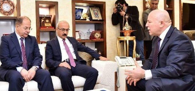 Bakan Elvan Türkiye’de Yatırım Birincisi Olan Sekmen’i Tebrik Etti