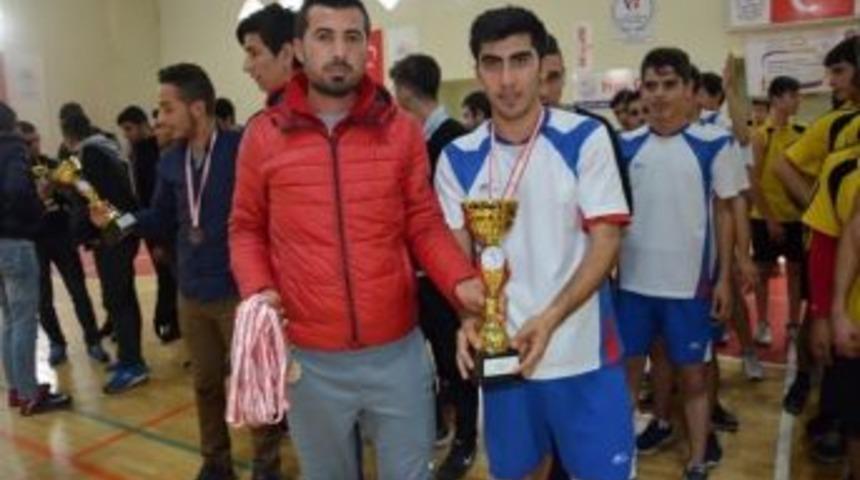 Liseler Arası Hentbolda Dereceye Giren Okullara Kupaları Verildi