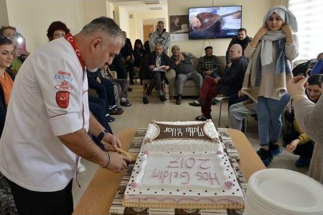 Gençlerden Vefa Dolu Yeni Yıl Kutlaması