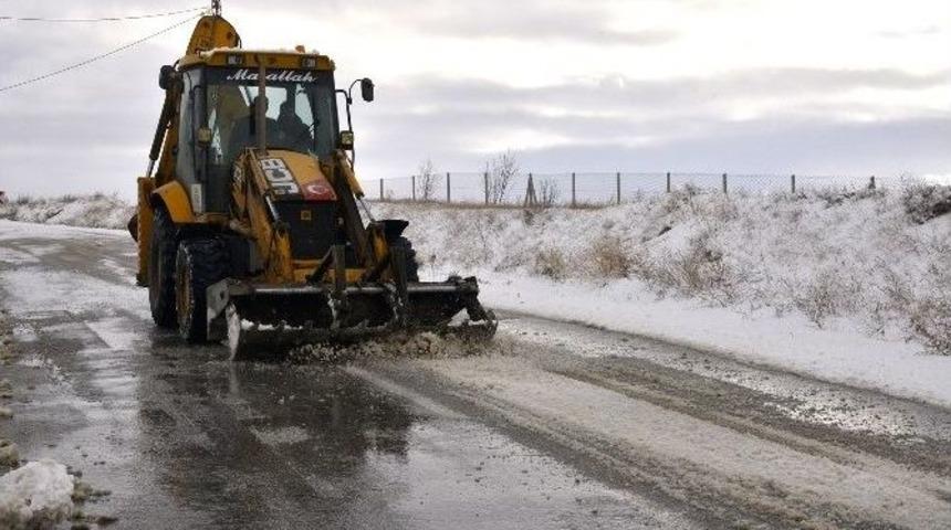 Tepebaşı&rsquo;nda Karla M&uuml;cadele S&uuml;r&uuml;yor