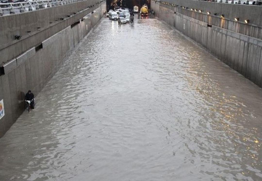 Adana&rsquo;da Alt Ge&ccedil;idi Su Bastı Vatandaşlar Mahsur Kaldı