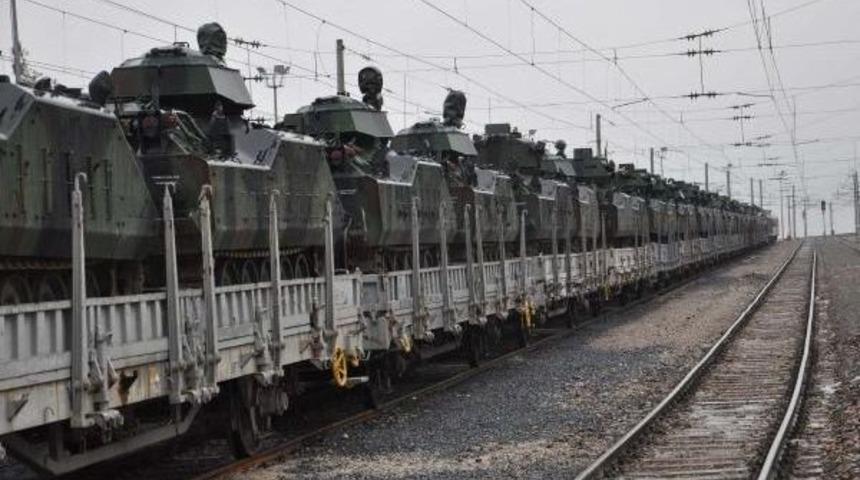 Sınıra Zırhlı Askeri Araç Sevkiyatı