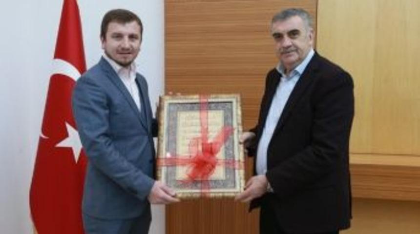 Başkan To&ccedil;oğlu, Ak Parti Sakarya İl Gen&ccedil;lik Kolları Başkanı Yusuf Demir&rsquo;i Ağırladı