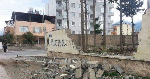 İskenderun’da Fırtına Ağaçları Devirdi