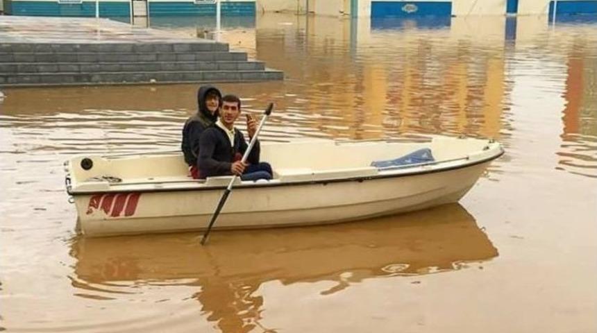 Mersin&rsquo;de Yollar G&ouml;le D&ouml;nd&uuml;, Vatandaşlar Kayıklarla Tur Attı
