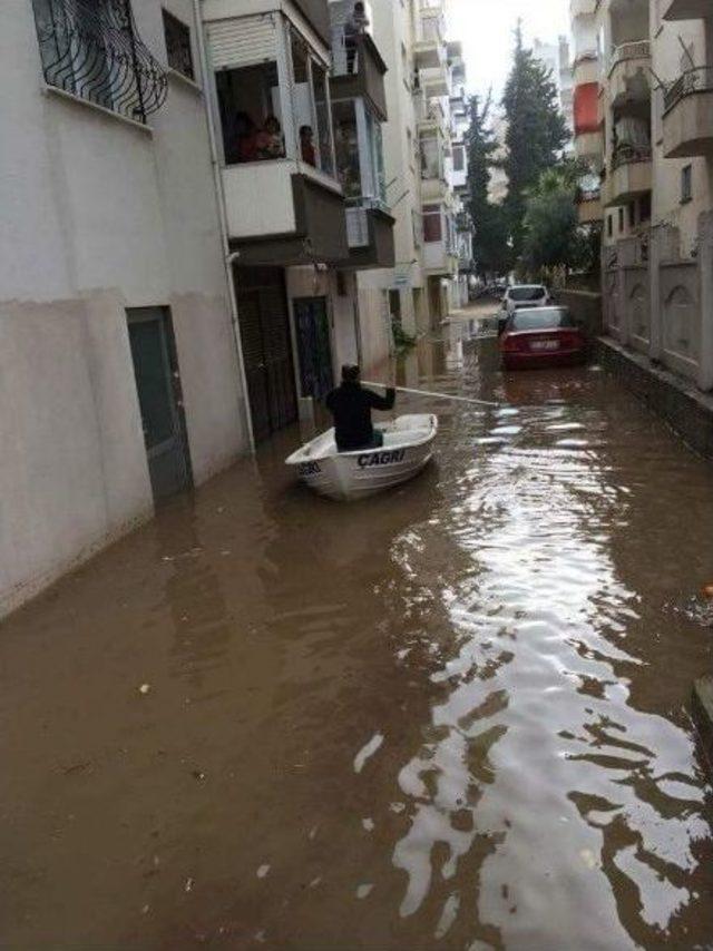 Mersin’de Yollar Göle Döndü, Vatandaşlar Kayıklarla Tur Attı