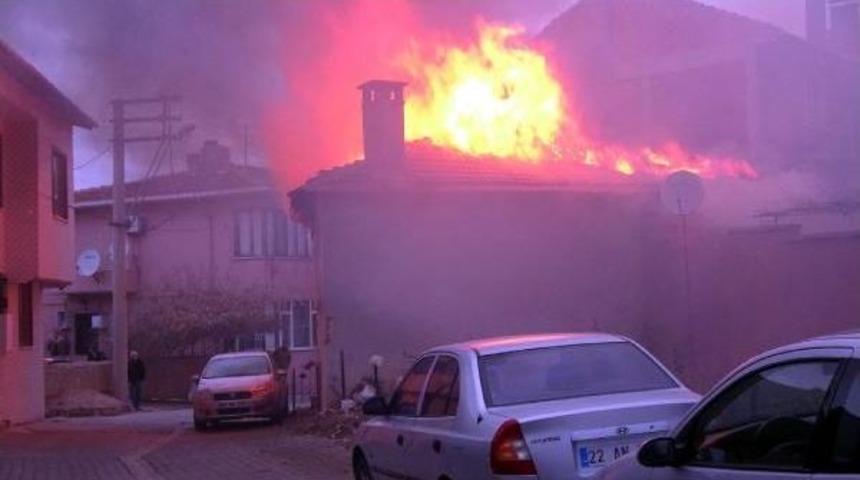 Evde &Ccedil;ıkan Yangın Korkuttu