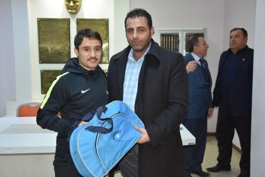 B&uuml;y&uuml;kşehir Belediyesi&rsquo;nden Malkara 14 Kasım Spor Kul&uuml;b&uuml; Futbol Takımına Malzeme Desteği