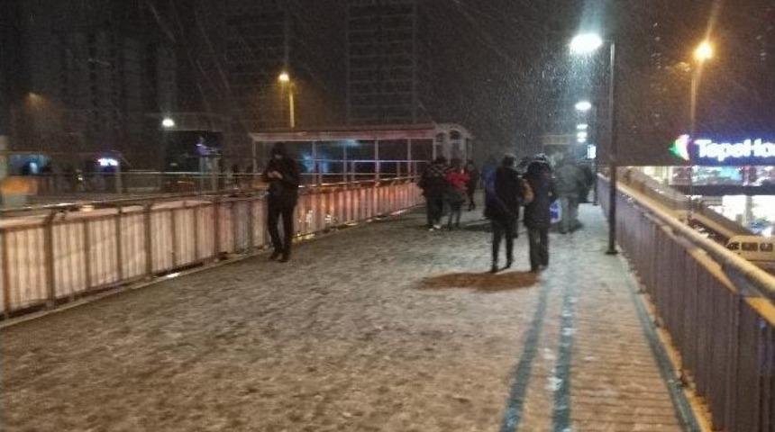 İstanbul&rsquo;da Beklenen Kar Yağışı Başladı