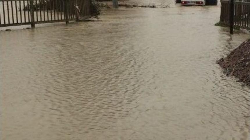 Sular Altında Kalan K&ouml;pr&uuml;de Mahsur Kaldılar