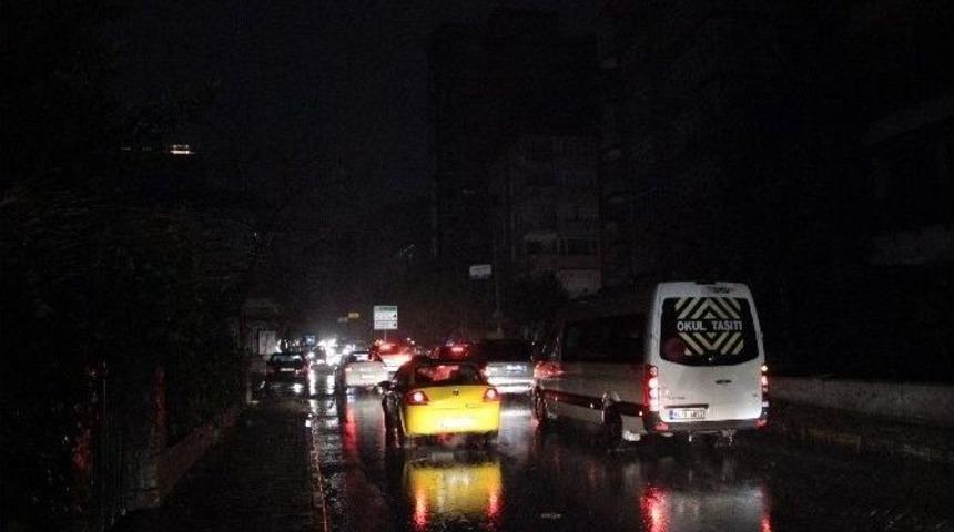 Kadık&ouml;y&rsquo;de Elektrik Kesintisine Tepki