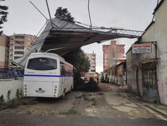 Fırtına 120 Metrekarelik Çatıyı Uçurdu