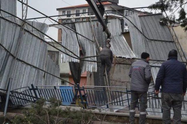 Fırtına 120 Metrekarelik Çatıyı Uçurdu