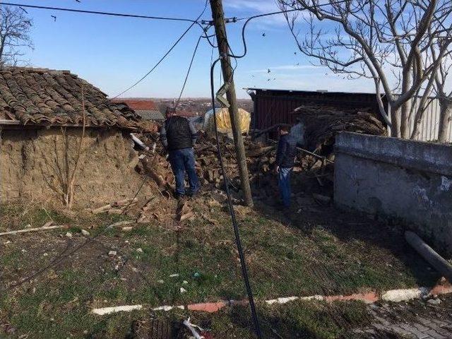 Kontrolden Çıkan Kamyon Ortalığı Savaş Alanına Çevirdi