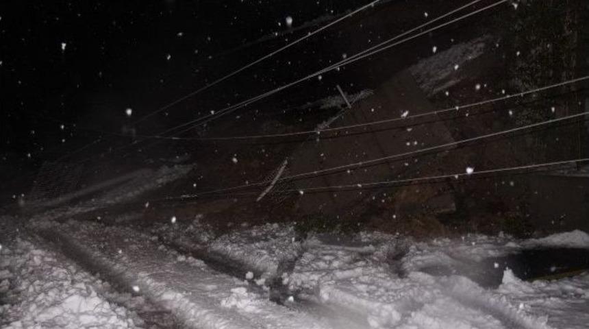 Duvar Yıkıldı Otomobil Altında Kaldı