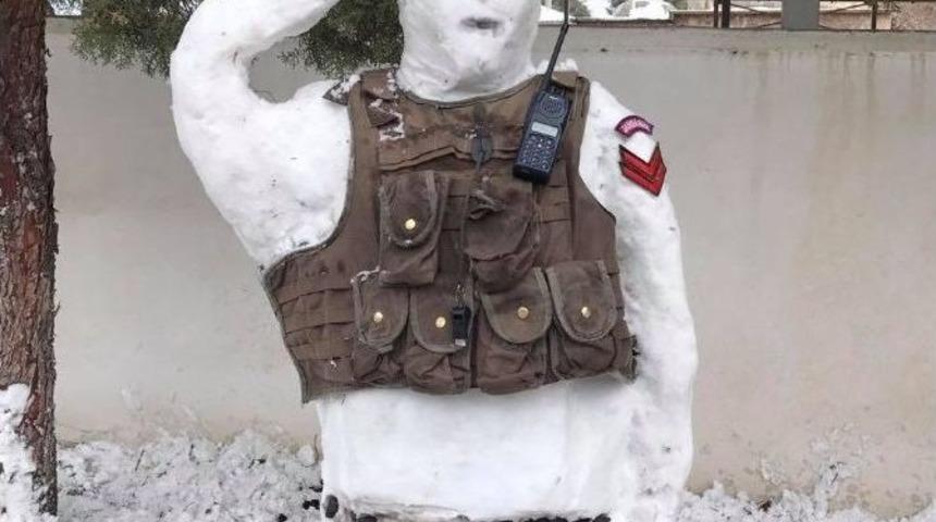 Denizli&rsquo;de Jandarmanın Yaptığı N&ouml;bet Tutan Kardan Adam Yoğun İlgi G&ouml;rd&uuml;