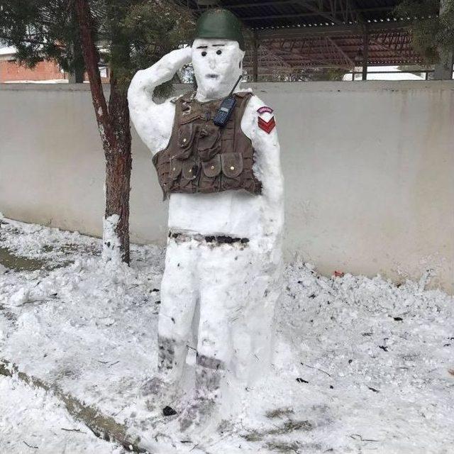 Denizli’de Jandarmanın Yaptığı Nöbet Tutan Kardan Adam Yoğun İlgi Gördü