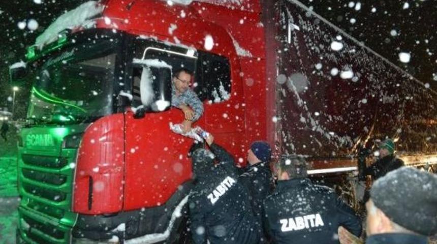 Yolda Mahsur Kalanlara Ekmek Arası Ineg&ouml;l K&ouml;fte Dağıtıldı