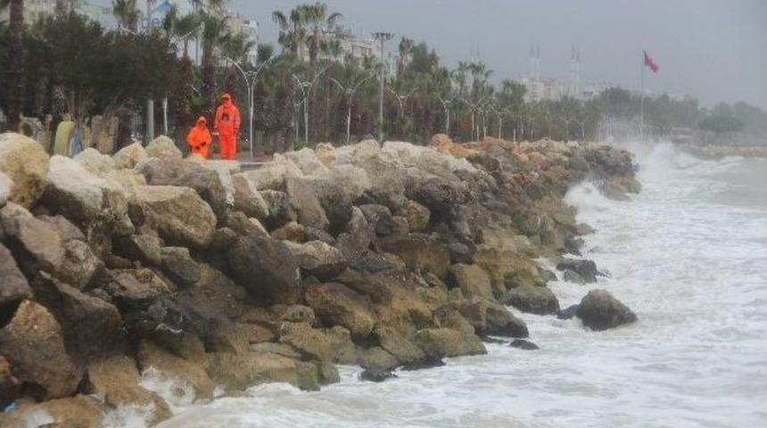 (&ouml;zel Haber) Selde Selfie &Ccedil;ekerken Denize D&uuml;şen Gen&ccedil; Helikopterle Aranacak