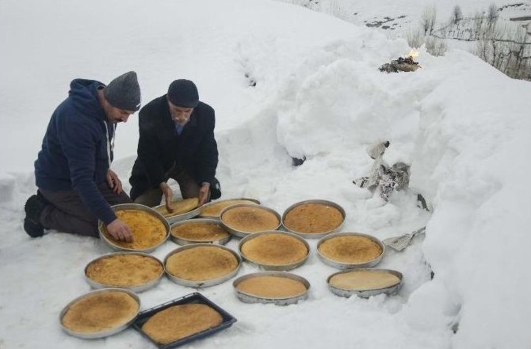 Karlı Yolları Y&uuml;r&uuml;yerek &rsquo;gağan&rsquo; Lokması Dağıttılar