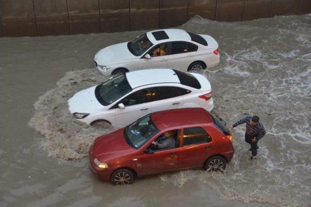 Alt Geçitte Iki Kez Mahsur Kaldı