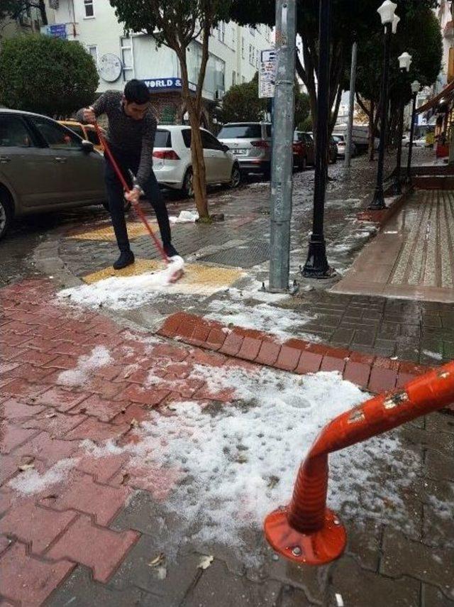 Alanya’da Aniden Bastıran Dolu Vatandaşlara Zor Anlar Yaşattı