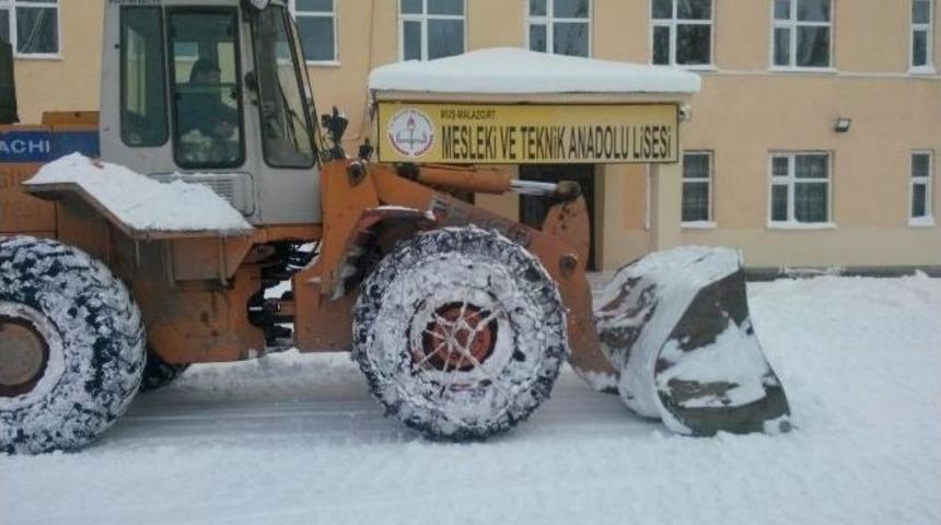 Malazgirt&rsquo;teki Okul Bah&ccedil;eleri Kardan Temizleniyor