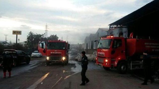 İskenderun’Da Geri Dönüşüm Tesisi Yandı