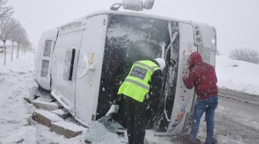İnfaz Koruma Memurlarının Servis Otob&uuml;s&uuml; Devrildi: 26 Yaralı