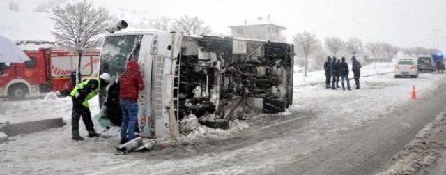 İnfaz Koruma Memurlarının Servis Otobüsü Devrildi: 26 Yaralı